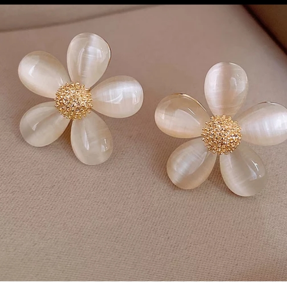Jewelry - Moonglow Like Soft Petal Stud Earrings New